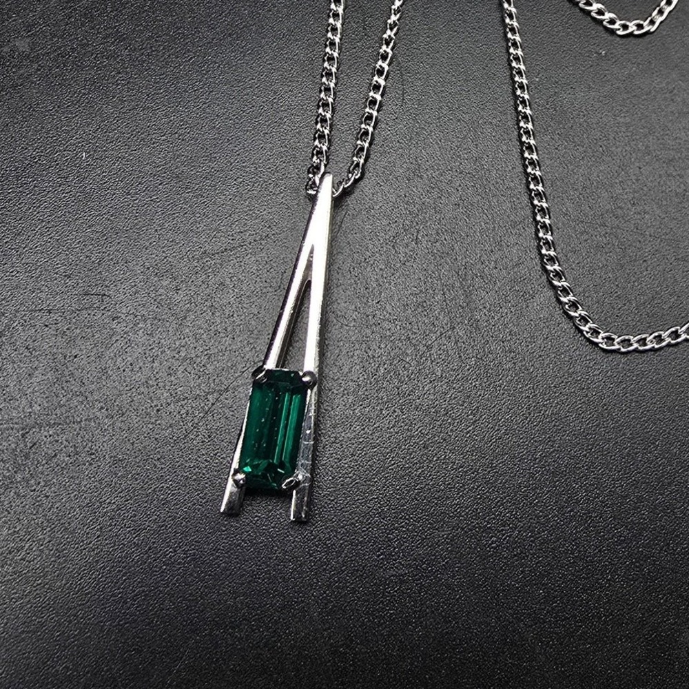 Avon 1976 Park East Green Rhinestone Necklace Silver Tone Vintage Jewelry